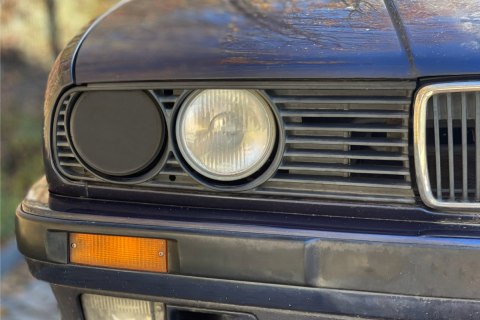 Zaślepka lampy BMW 3 E30 światło drogowe strona pasażera